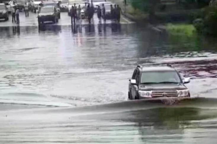 硬核保命指南：開車遇到洪水如何自救？