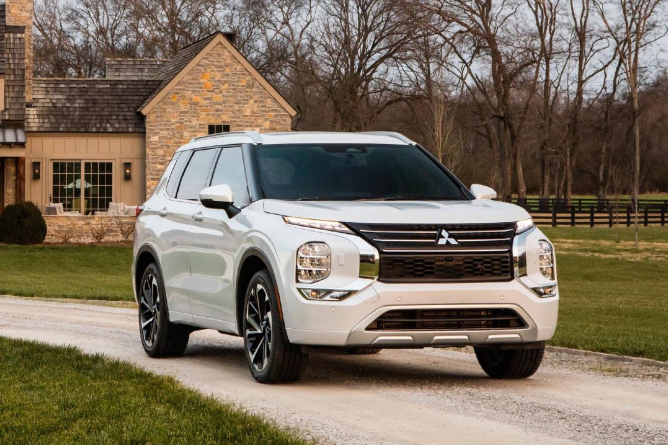 三菱發(fā)布?xì)W藍德PHEV官圖出爐！又一款日系車向混動車型進攻