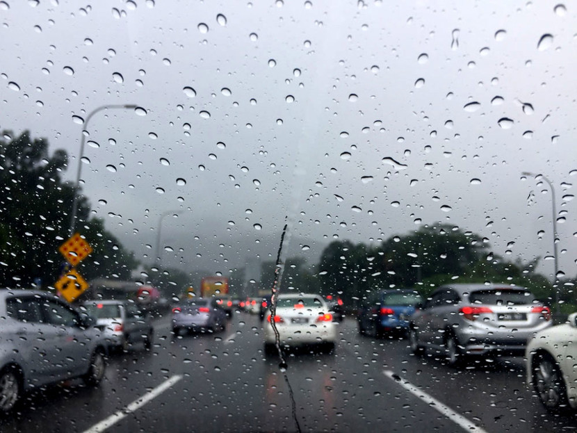 所以你可以在下雨天找个安全的地方停好车,然后盯着后视镜观察后方