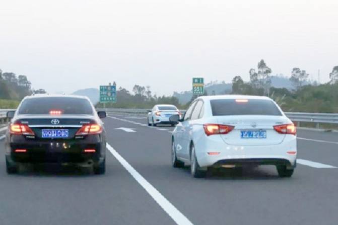 跑高速，在最左側(cè)車道超車，不開左轉(zhuǎn)向燈違法嗎？