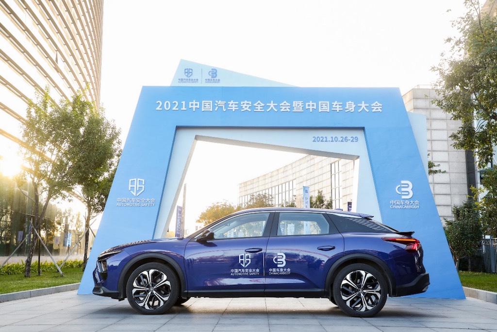 凡尔赛C5 X领取“2021中国十佳车身”大奖品质获权威认证