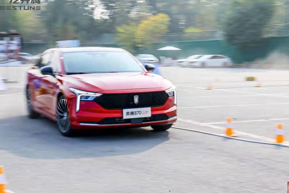 朱亞文親測(cè)，力挺奔騰B70 2.0T版車型激擎上市