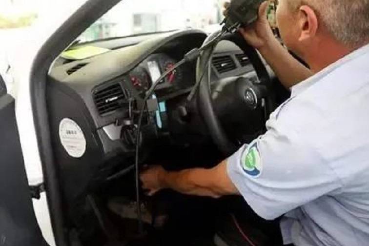 汽车年检时,尾气检测过不了关该怎么办?老司机:这个关上了？