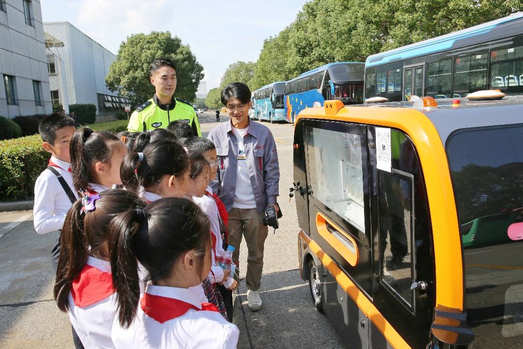 央视普法栏目走进苏州金龙 畅享未来交通生活 