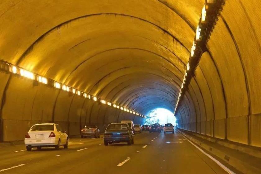 高速上隧道内禁止超车，但是前车太慢怎么办？老司机：教你一招！