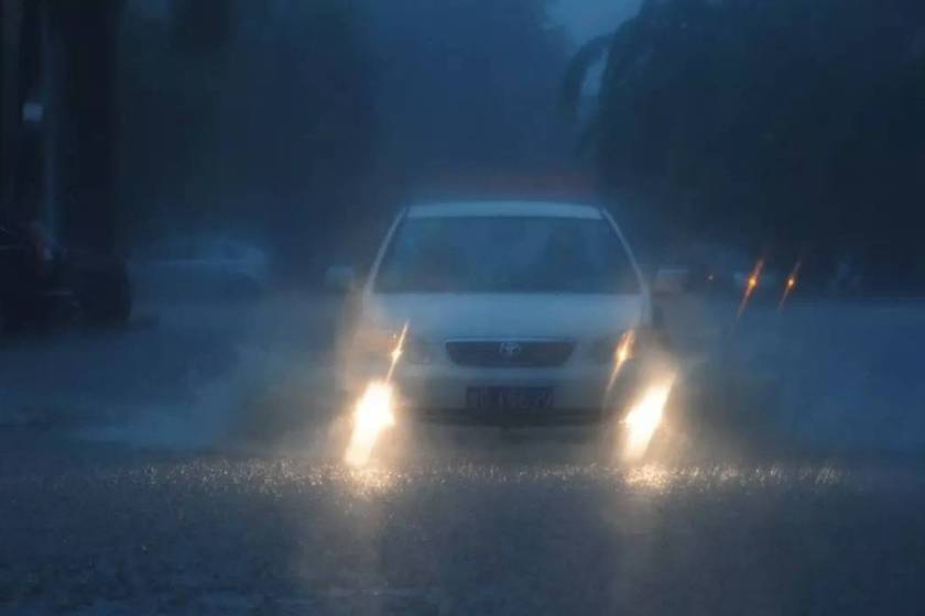 高速行驶遇到暴雨，可以停应急车道吗？交警：全家驾照不够你扣的