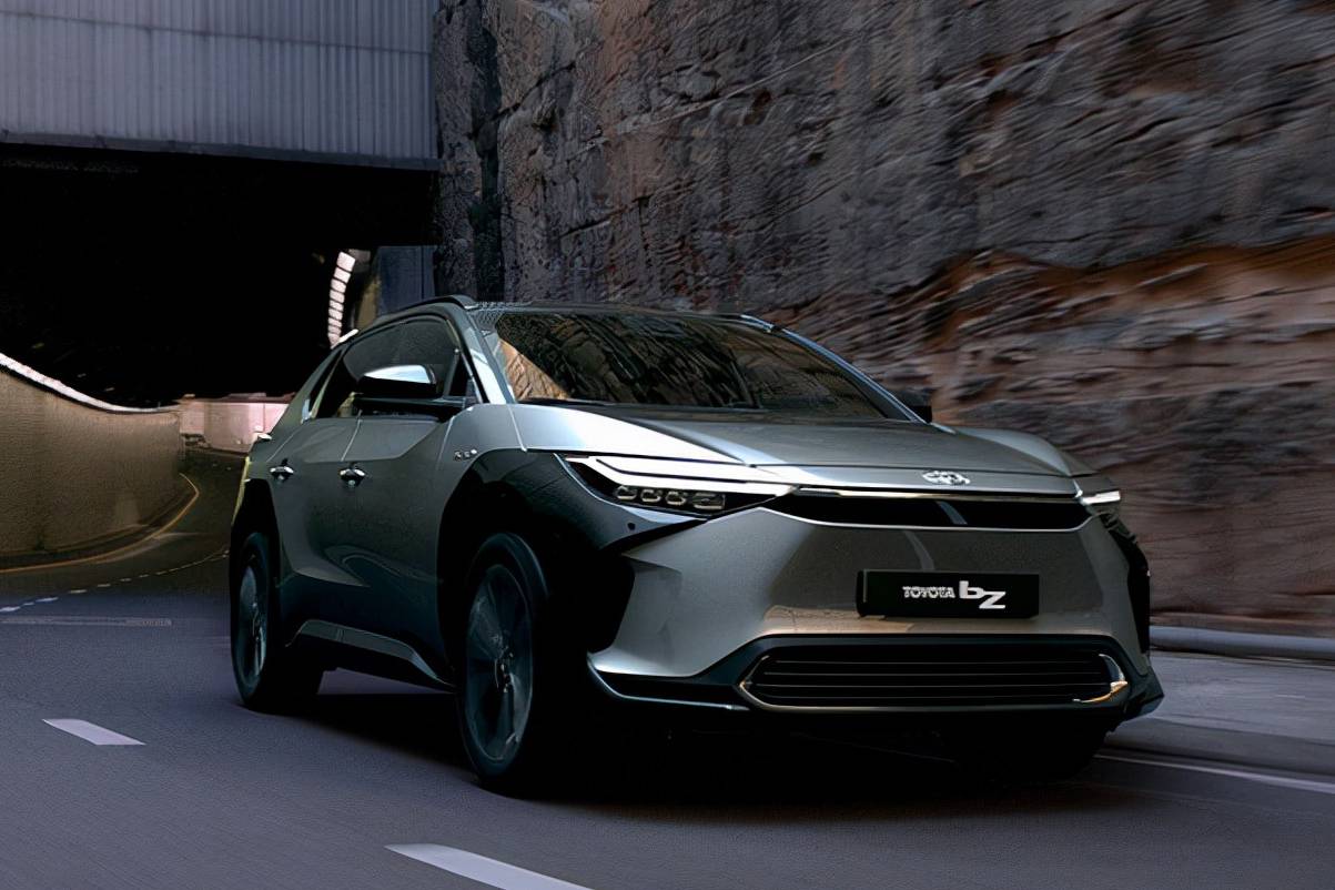 丰田全新纯电动bZ4X来袭，配车顶太阳能充电板，有望明年上市