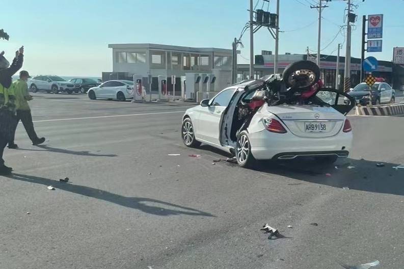 中國臺灣發(fā)生車禍，摩托車撞奔馳，摩托車嵌入車內(nèi)，車手兇多吉少