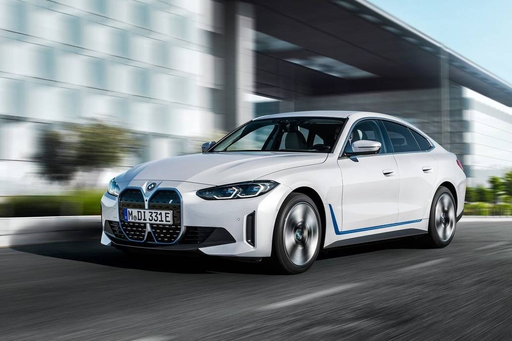 真是快，首批宝马BMW i4电动房车 居然提前3个月交车了！