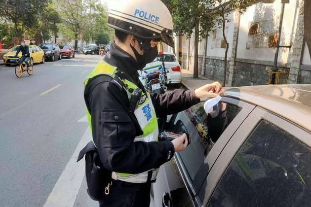 女子亂停車不接電話，保安找來泥罐車，給你“加點(diǎn)料”