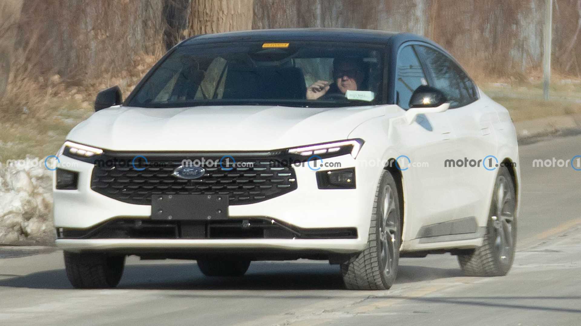 全新福特蒙迪歐無偽實(shí)車現(xiàn)身海外街頭，和國產(chǎn)版的風(fēng)格相同
