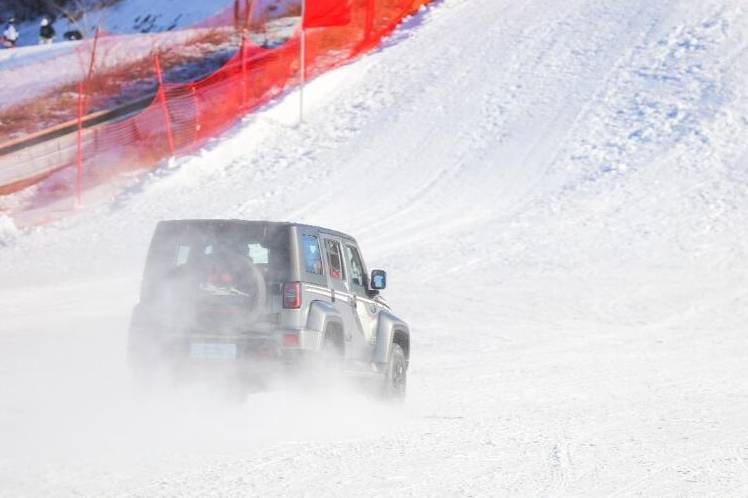 陳震再創越野神話 BJ40挑戰“黑級雪道”成功