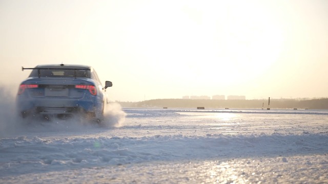 冰雪地面肆意漂移，这样的乐趣你不想体验？