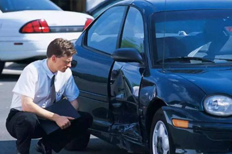 真背，過年車停樓下，被樓體脫落建筑材料砸碎車窗