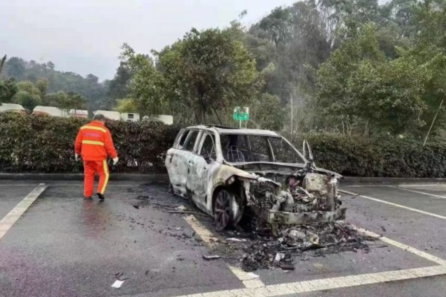 會“放火”的理想ONE ？停車場內整車起火被燒成空殼！