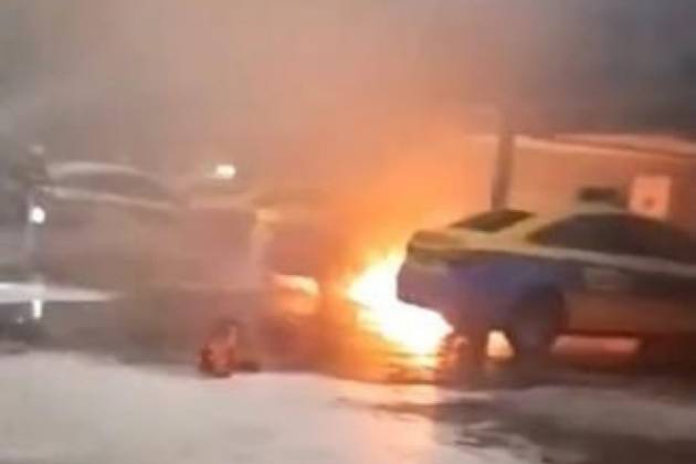 突发：一辆东风风行S50EV在柳州市某地库内起火