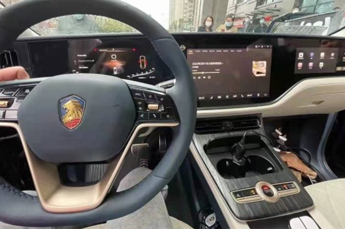 恒驰5实车内视图曝光 采用三联屏设计