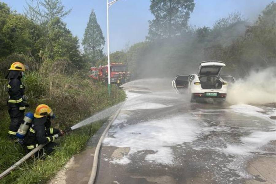 新能源汽車行駛途中又“火”了！車主大喊“電池著了”！