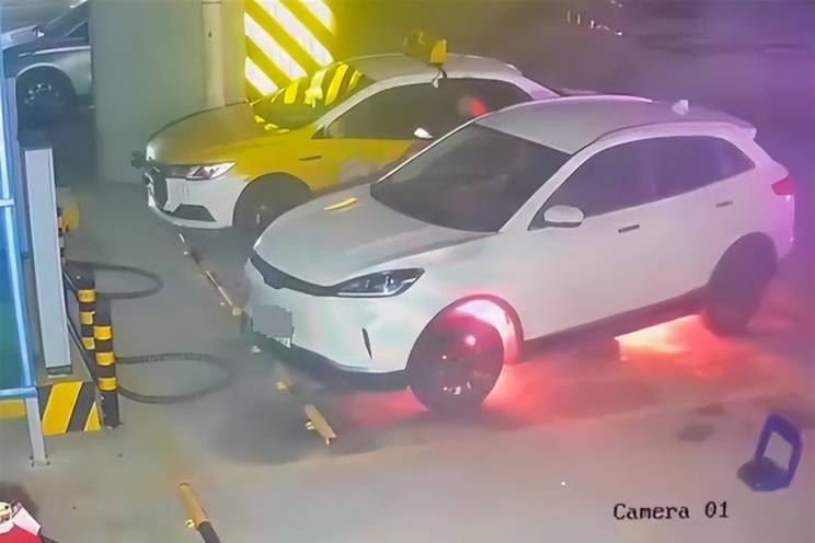 威馬電動車再發(fā)生起火事故 威馬EX5充電完成后起火