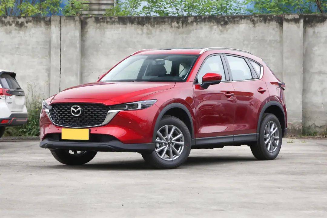 馬自達(dá)CX-5，軸距2.7米，駕乘空間寬敞，可以家用