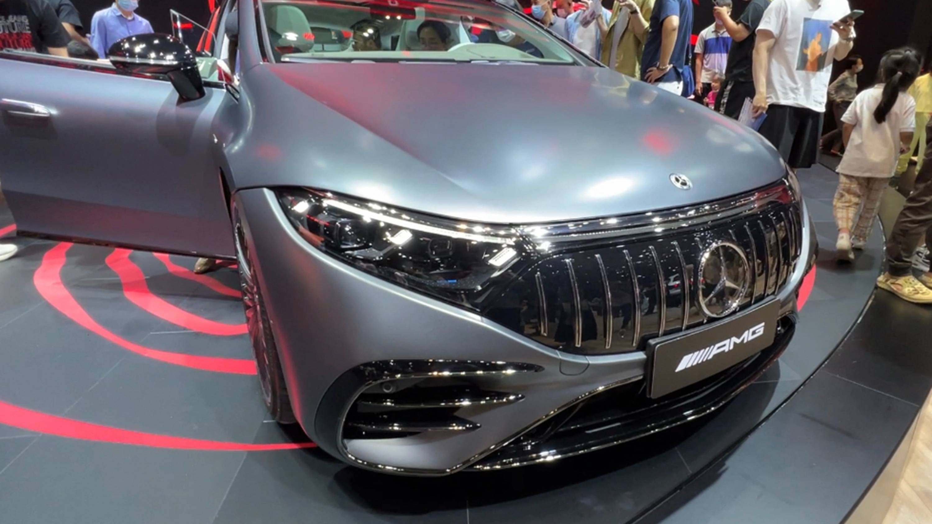 西裝下的肌肉男，奔馳AMG EQS 53 4MATIC+