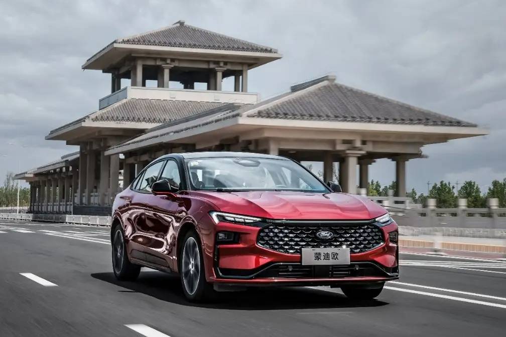 【e汽車】新一代蒙迪歐搭載福特車路協(xié)同加速推進(jìn)不等燈時(shí)代到來(lái)