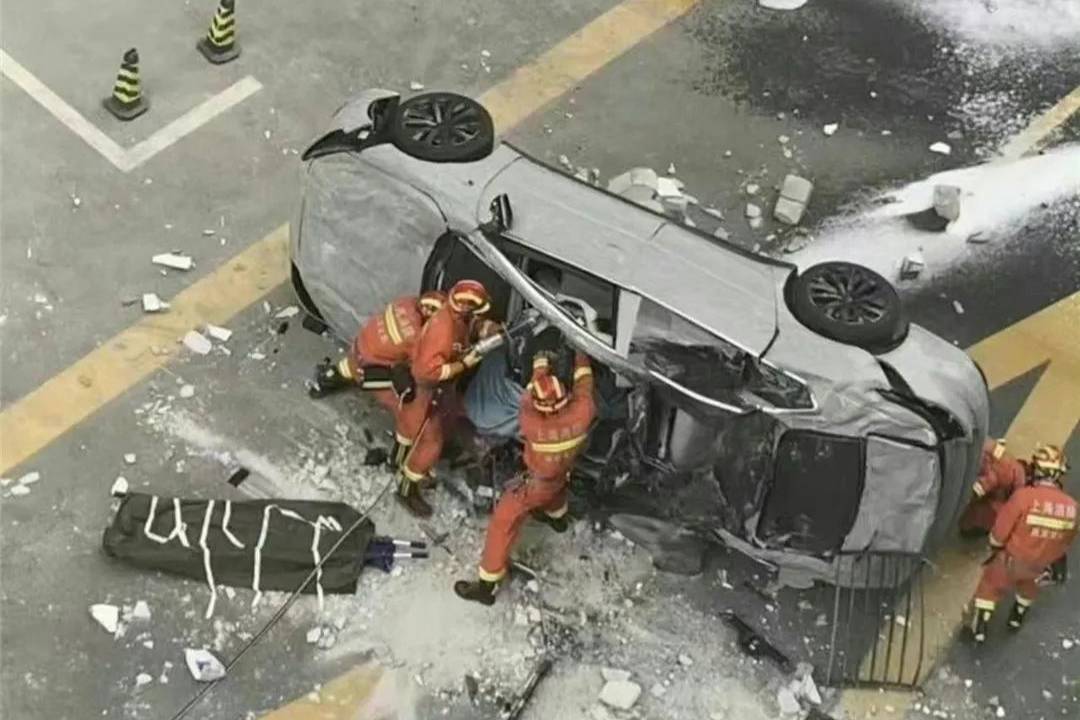 剛剛，蔚來測試車“四腳朝天”翻倒在路面，車輛從樓上意外墜落？