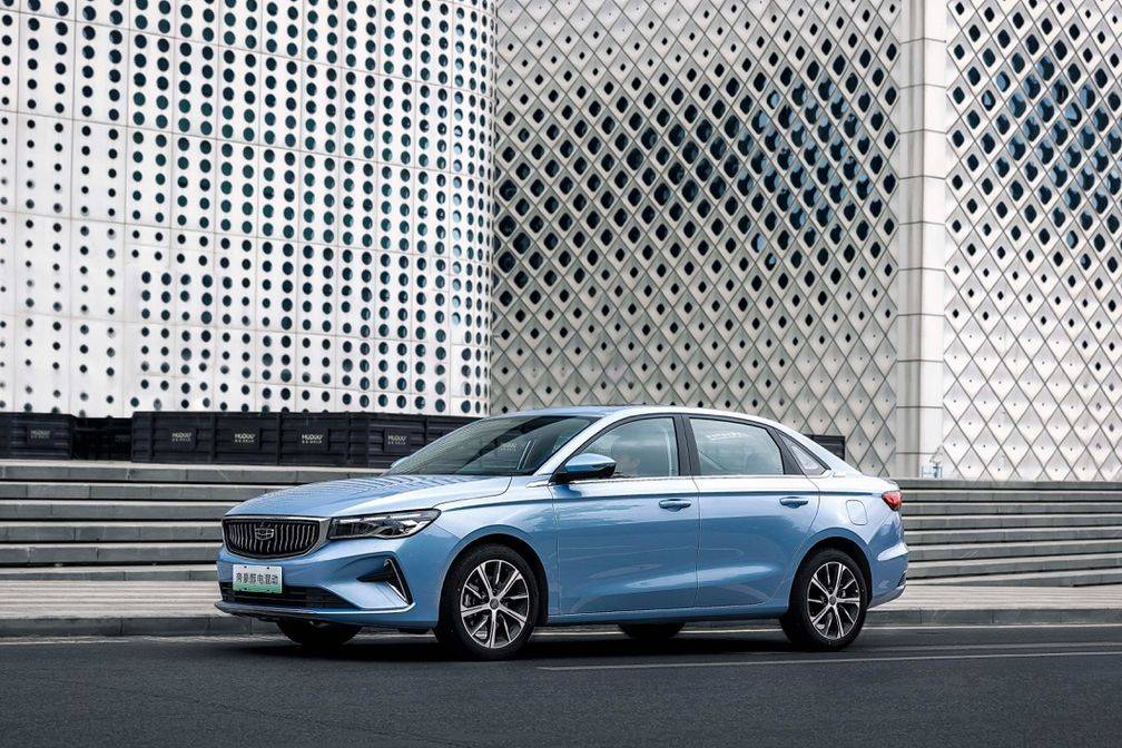 第4代帝豪醇電混動轎車上市，售價12.98萬元