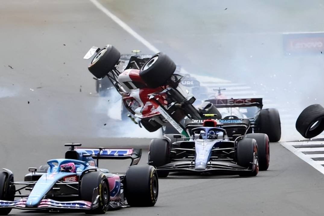 F1英国大奖赛周冠宇遭遇严重车祸，法拉利车队的塞恩斯取得首胜