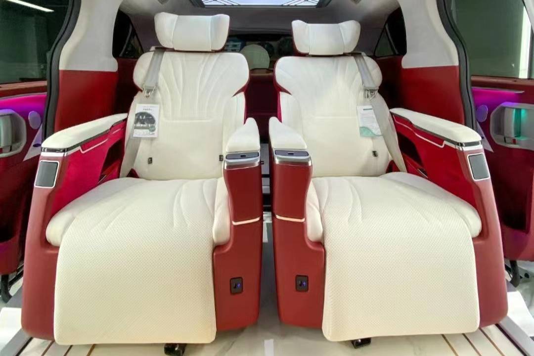国产丰田赛那内饰改装选用猪肝红航空座椅，维纳斯地板太漂亮了