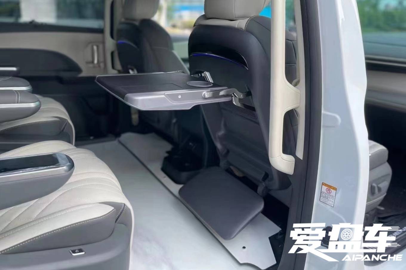 車主委托豐田賽那內(nèi)飾改裝水泥灰外加雷霆包圍的一次經(jīng)過