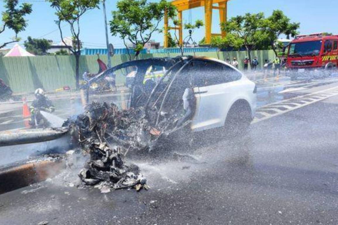 賽車手也會出車禍？林志穎出車禍，特斯拉燃起火