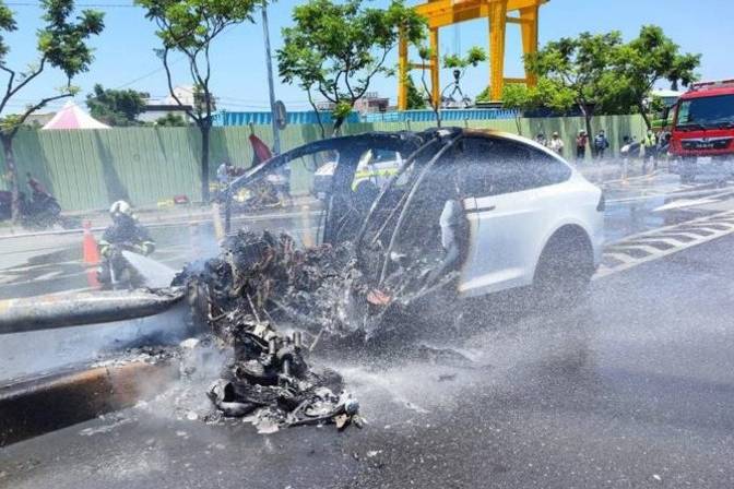 特斯拉回應(yīng)林志穎車禍：起火原因未知，車身沒易燃材質(zhì)