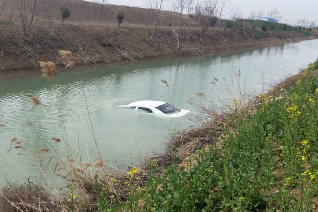 汽車(chē)不慎落水，明明有時(shí)間逃生，為何還有這么多人死在車(chē)?yán)铮?></a>
                                
                                <div   id=