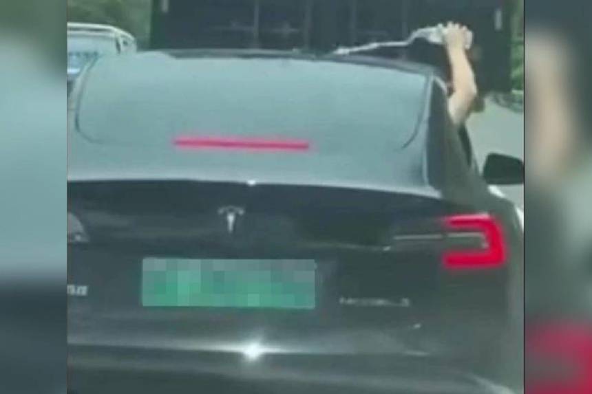 特斯拉全景天窗潮到出水?車主:先戴斗笠防出汗再說!