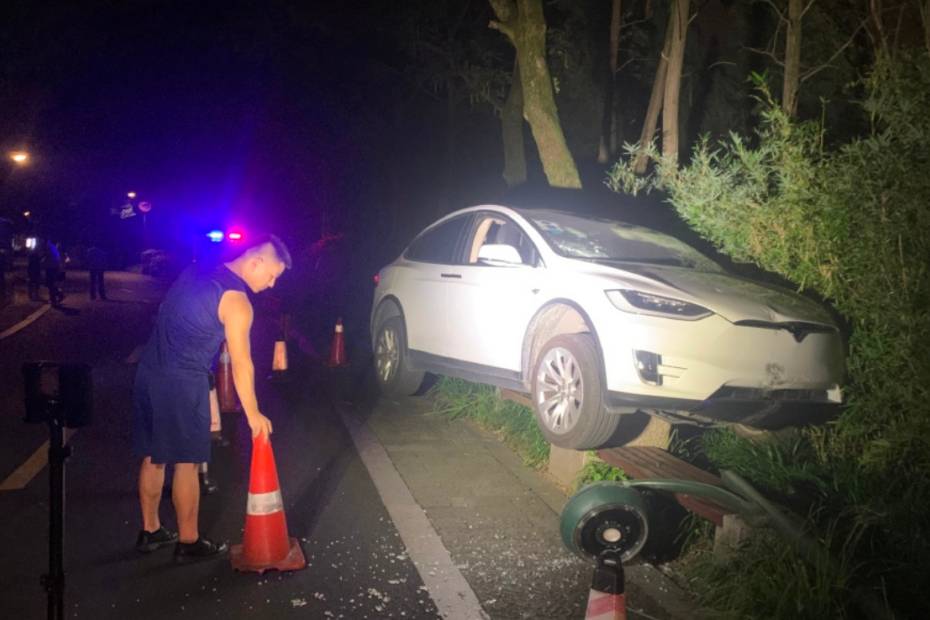 特斯拉再出懸案：人在副駕駛，車自己撞向電線桿？