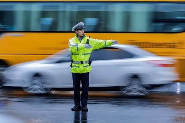 大媽躺馬路上睡覺，被車輪“爆頭”！交警：汽車需負(fù)責(zé)！你覺得呢