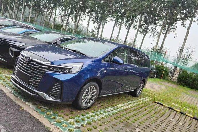 新款別克GL8現(xiàn)車到店 售價23.29-53.39萬元