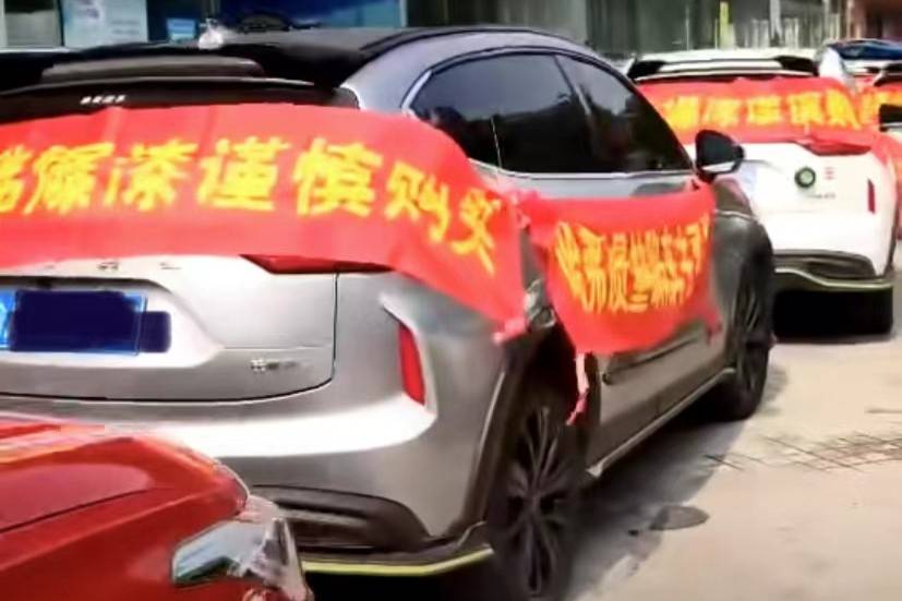 哈弗赤兔被曝漆面鼓包褶皺，引發(fā)車(chē)主拉橫幅維權(quán)！