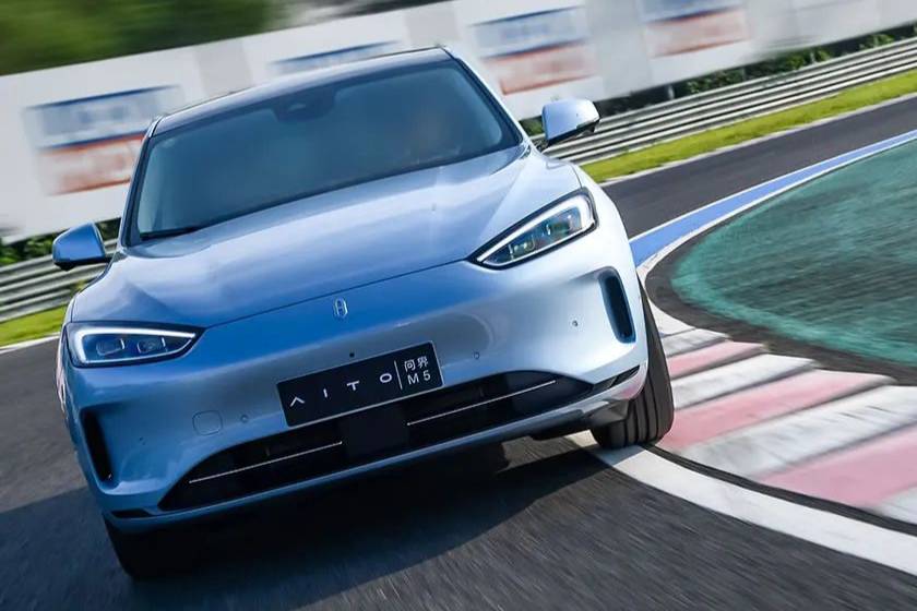 考慮買Model Y? 先看看問界M5 EV吧!