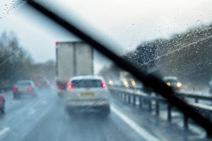 高速遇到大暴雨怎么办，可以应急车道停车开双闪吗？
