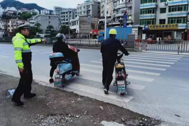 电动车迎来1+3规定，车主：设卡严查，过人行道下车推行