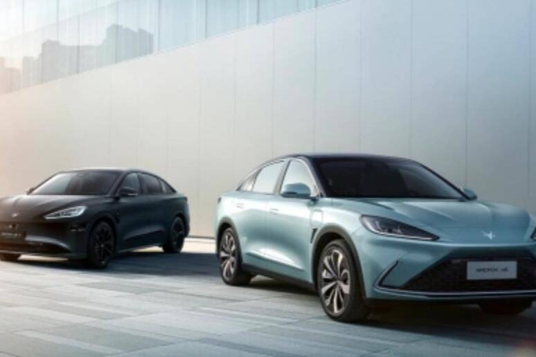 新能源車頂端品牌極狐汽車 實(shí)現(xiàn)高階智能賽道的領(lǐng)跑