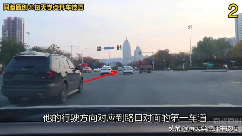 道路驾驶中如何预判左右车道路况，两种场景下的不同应对策略技巧