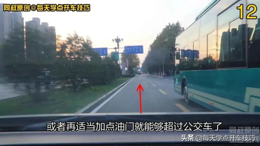 道路驾驶中如何预判左右车道路况，两种场景下的不同应对策略技巧