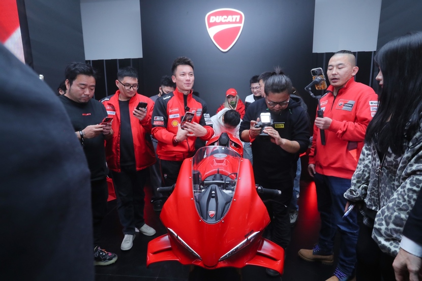 杜卡迪圣诞惊喜，品牌之夜全新Panigale V4耀目登场