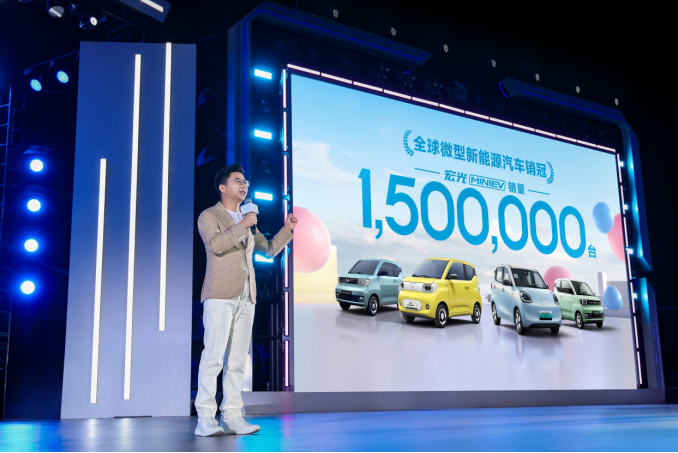 售价4.48万起，宏光MINIEV四门版开启代步车2.0时代