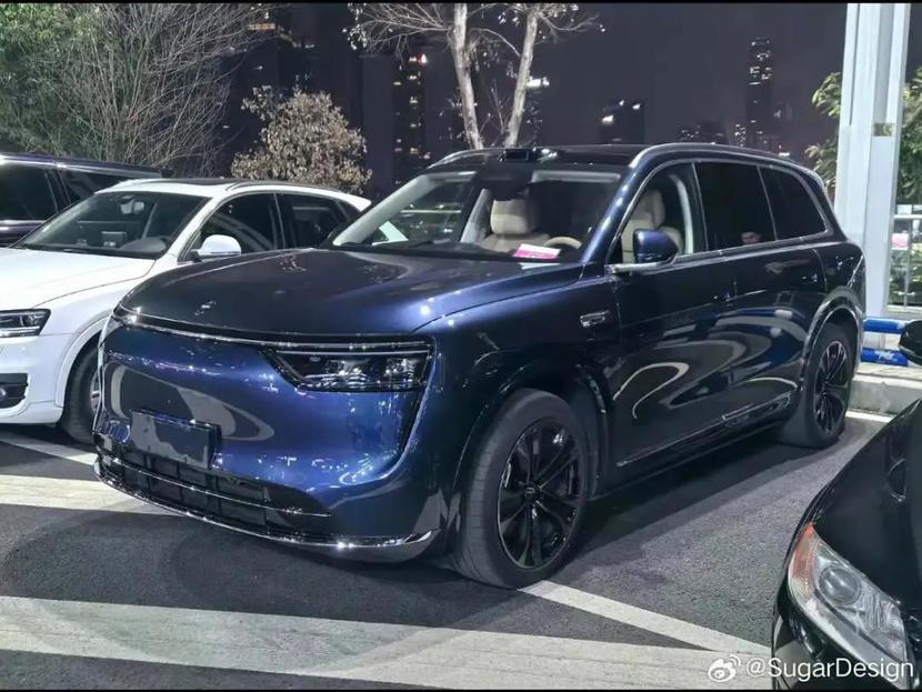 理想首款纯电 SUV i8 亮相，全力反击问界 M8