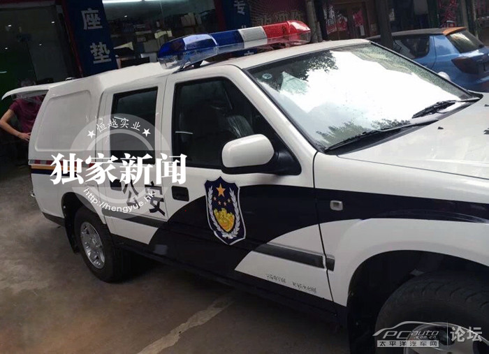 09款江铃宝典皮卡车装上后箱盖 警车也疯狂