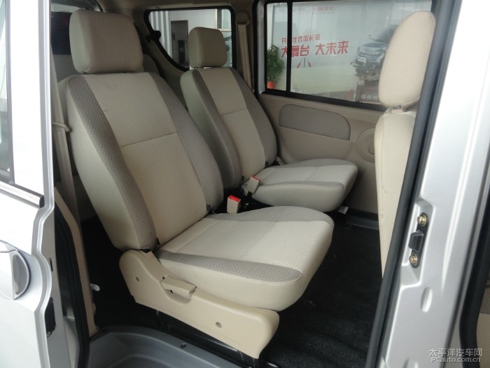 汽车城后看到了开瑞汽车4s店,于是进去就问了一下面包车的价高清图片